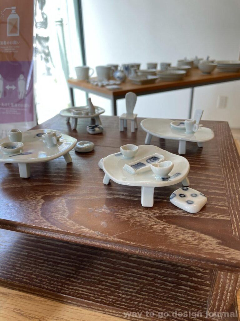小さな食卓を再現した作品